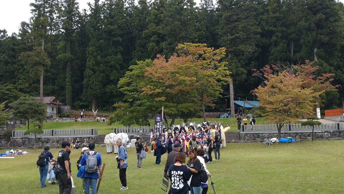 ashi_shishi's tweet photo. 振り向けば馬場めぐりの大トリを務める綾織しし踊りさんの演舞！
馬場めぐり本番前の記念撮影風景も見ることができました✨
頑張って下さい📣！
#綾織しし踊り #遠野まつり #遠野郷八幡宮馬場めぐり #遠野郷八幡宮 https://t.co/HaRu4QNZHM