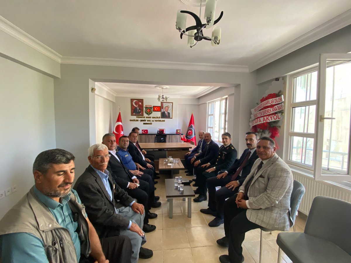 mhpsiverekk's tweet photo. Milliyetçi Hareket Partisi Siverek İlçe Teşkilatı olarak, vatanımızın bağımsızlığı ve milletimizin huzuru uğruna canını ortaya koyan aziz şehitlerimizi rahmet ve minnetle anıyor; kahraman gazilerimizi saygı, şükran ve minnetle yâd ediyoruz. https://t.co/w3wgFuN6am