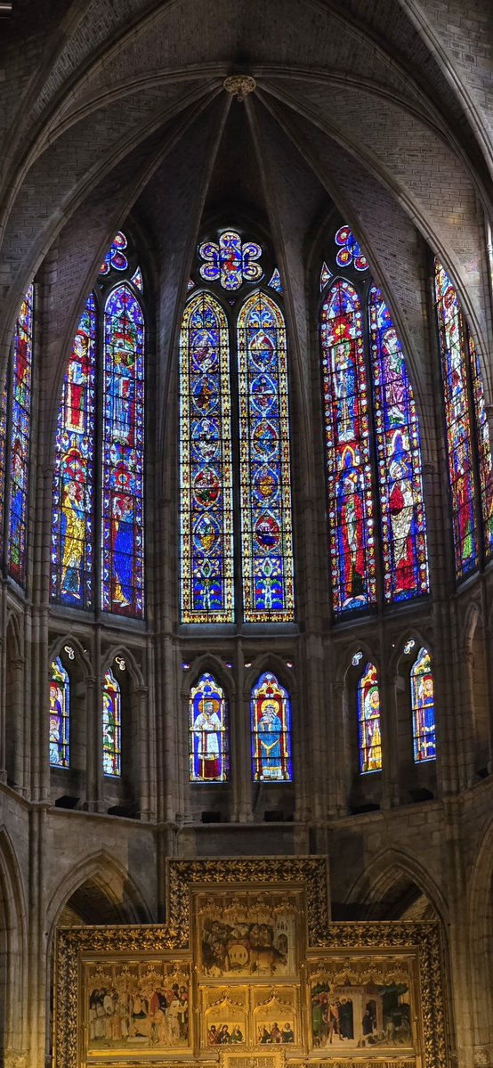 cultura_hola's tweet photo. Bóveda y vidrieras de la #Catedral de #León https://t.co/jQTtsPxhJR