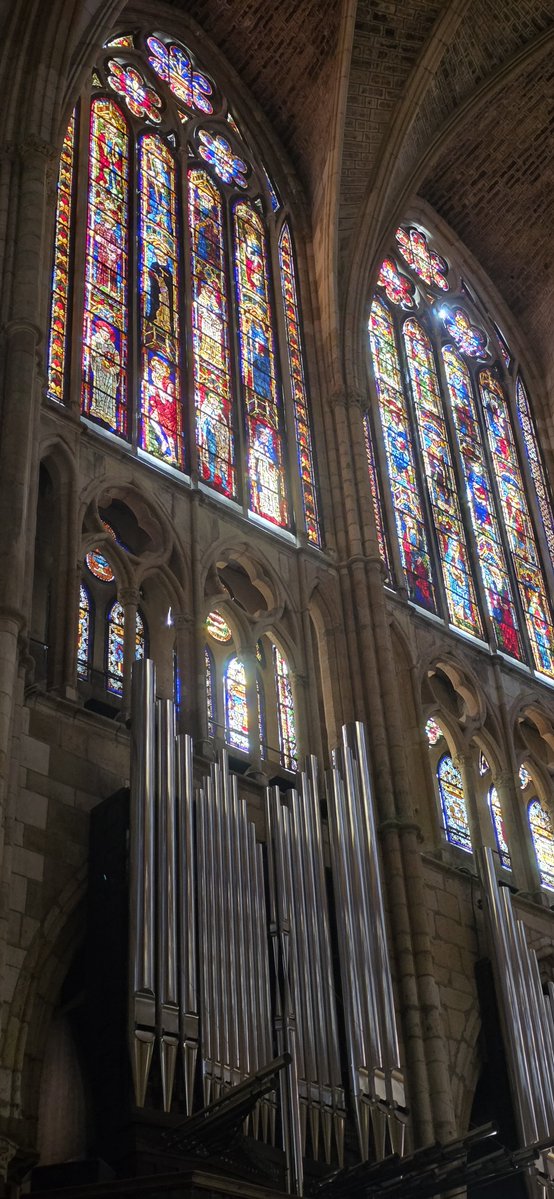 cultura_hola's tweet photo. Bóveda y vidrieras de la #Catedral de #León https://t.co/jQTtsPxhJR