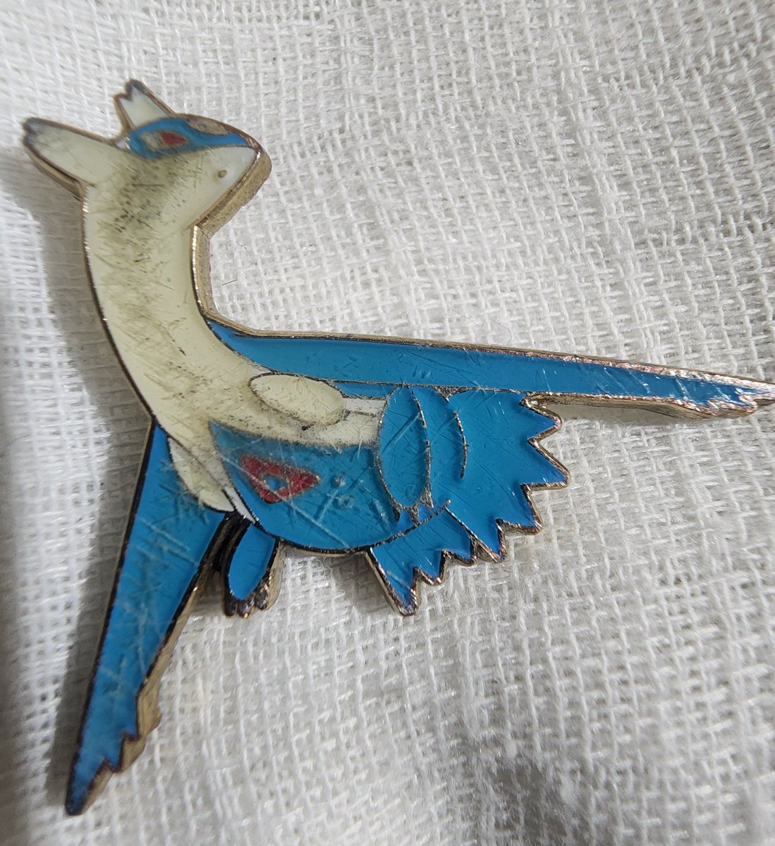 misyL115's tweet photo. Someone mustβve lost their official PokΓ©mon pin! I stepped on it while climbing the stairs onto the plane.
But who is this character?! I only knew it was PokΓ©mon because of the info engraved on the back. I have no idea who this little guy is!
#pokemon #random https://t.co/arwgDcDdtH
