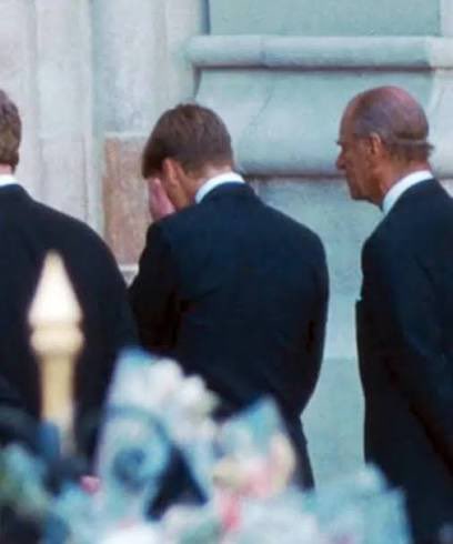 itsalawyerslife's tweet photo. 1. Prince William the night before Princess Diana‘s funeral 
2. +3. On the day itself 

This is the boy Charles Spencer spoke to and observed, and has  described, in his book, as being of ‘secondary concern for him due to his composure’

3. Extract from an interview in 2017 https://t.co/3EG4L8OpM8