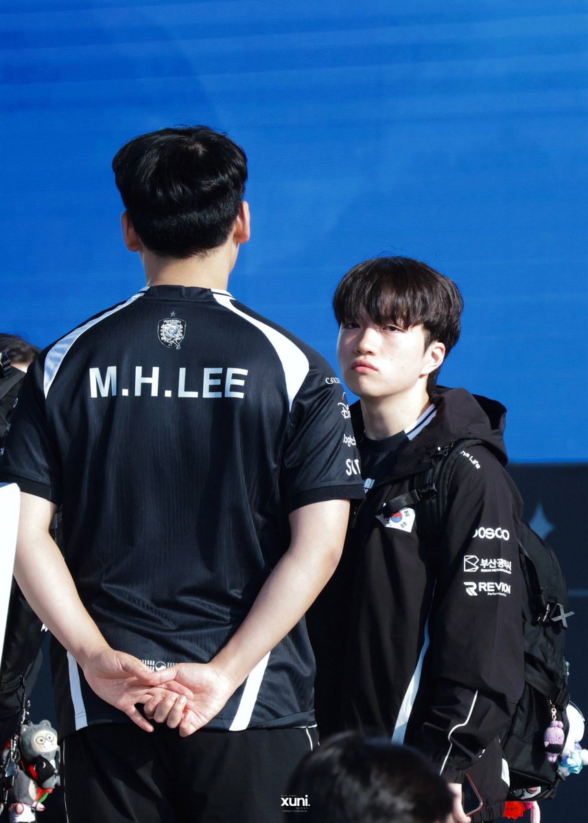 MXMBB_IM's tweet photo. idk what to focus on..? his back or tiny minxi or his shoulder or mini minxi like... guys 𝗠.𝗛.𝗟𝗘𝗘 𝗢𝗡 𝗛𝗜𝗦 𝗕𝗔𝗖𝗞 𝗜𝗦 𝗙𝗞 𝗛𝗢𝗧🥵😳 https://t.co/EDlEJmBA05