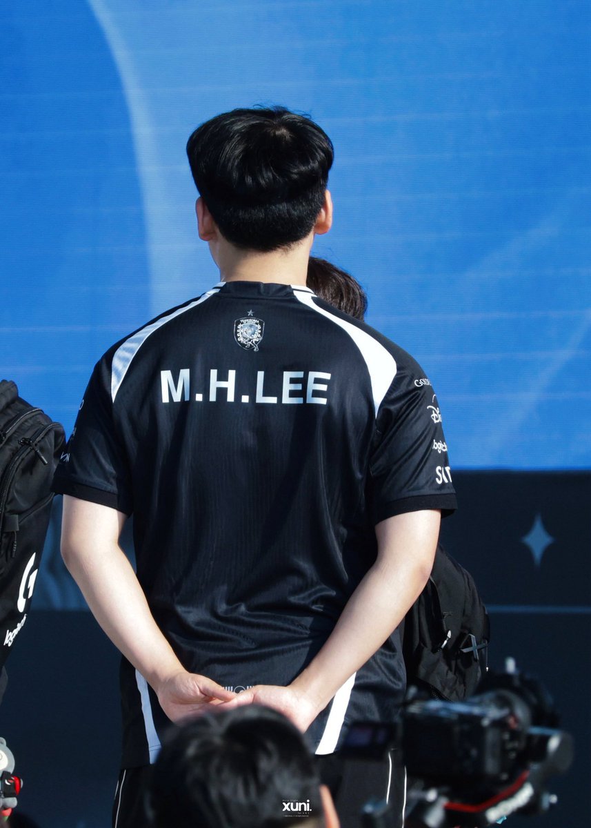 MXMBB_IM's tweet photo. idk what to focus on..? his back or tiny minxi or his shoulder or mini minxi like... guys 𝗠.𝗛.𝗟𝗘𝗘 𝗢𝗡 𝗛𝗜𝗦 𝗕𝗔𝗖𝗞 𝗜𝗦 𝗙𝗞 𝗛𝗢𝗧🥵😳 https://t.co/EDlEJmBA05