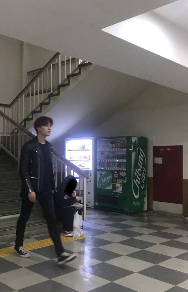 bestsong_yk's tweet photo. 동국대 축제 무대 마치고 옷 갈아입고 경영학과 주점 놀러갔다가 목격된 영현이...참 좋아함 https://t.co/ci8P26ocdz