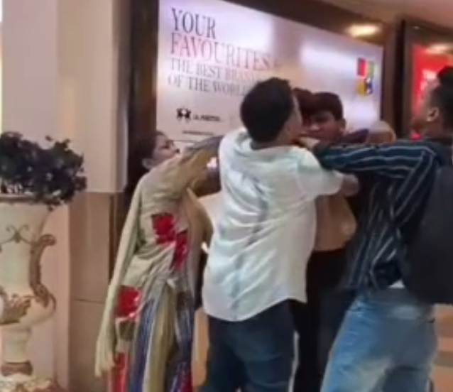 jmdnewsflash's tweet photo. #कानपुर |
🔘Z Square Mall लिफ्ट में युवक-महिला भिड़े
🔘लिफ्ट में चढ़ने को लेकर हुआ विवाद
🔘युवक और महिला के बीच मारपीट
🔘हंगामे पर गार्ड ने पुलिस को दी सूचना
🔘पुलिस दोनों पक्षों को थाने ले गई
#Kanpur #KanpurNews #ZSquareMall #Fight #JMDNewsFLASH https://t.co/Ca4155dhpo