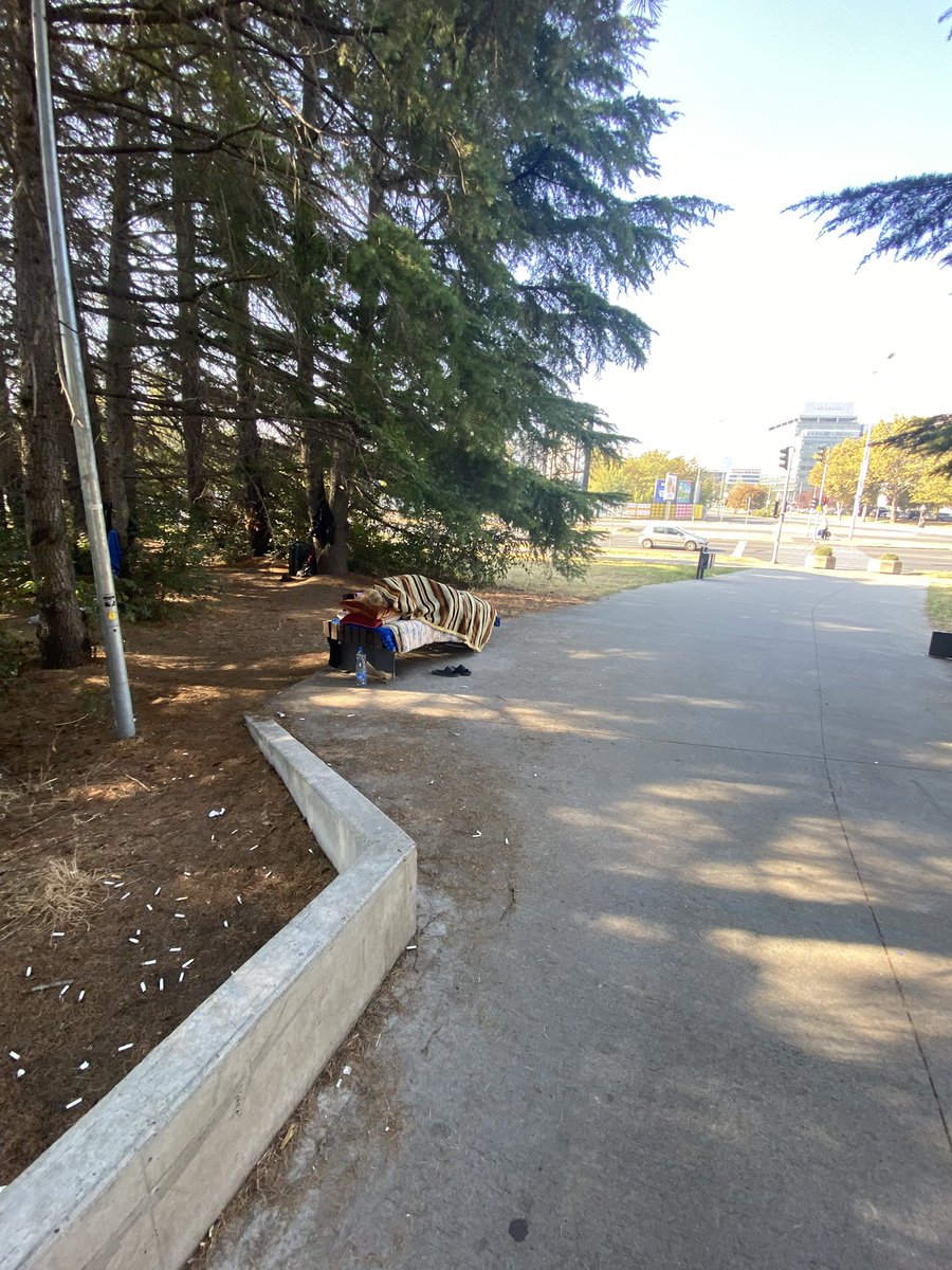 Flavio87775's tweet photo. Vratili su se...biće tu do kiša...
Čovek priča 6 jezika,držali su pekare,izgubili sve zbog nekog starog poreza.
Vidite gde su...prođite porazgovarajte...značiće im...naravno ko može nešto toplo da donese...
Divni ljidi...niko ne zaslužuje ovo... https://t.co/ydBdo2eNnh