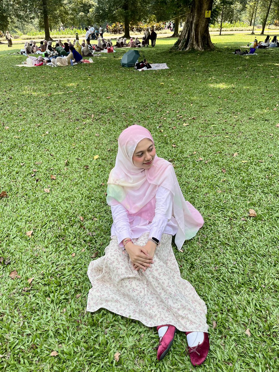 hifridarr_'s tweet photo. Outfit piknik ke kebun raya bogor
🌷Pashmina - lily bloom
https://t.co/81Vmpbfpgn
🎀blouse
https://t.co/oEC8uOXcrO
🌸skirt
https://t.co/ZNA8yKhzKF
🩰flat shoes
https://t.co/JzGo4l6sCr https://t.co/5EDZ0K6QwO