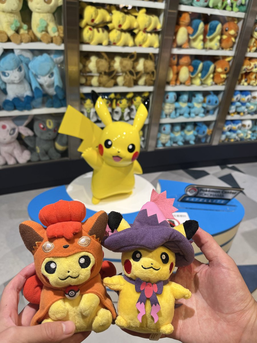 game2_emag's tweet photo. 最近のポケ活〜
ハロウィンピカチュウのぬいぐるみをお迎え☺️
パンケーキポーチはふわっふわでずっと触ってられる…🥞💕
今回もタグが可愛すぎる😭
ヨコハマとサテライトでピカ撮りもしてきました⚡️o'ᆺ'o⚡️ https://t.co/uC1DPsyNDf
