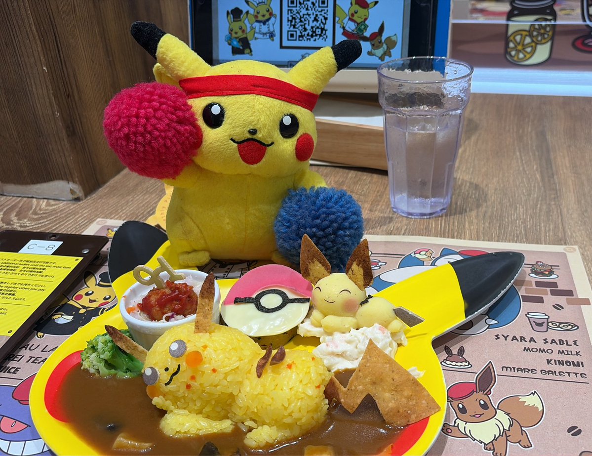Qg8kT2's tweet photo. 今日のはパティシエピカチュウでした。席が見切れでしたので今年の3月東京の際にいたパティシエピカチュウをば。最前だったから取りまくった https://t.co/AxzhH06NTC