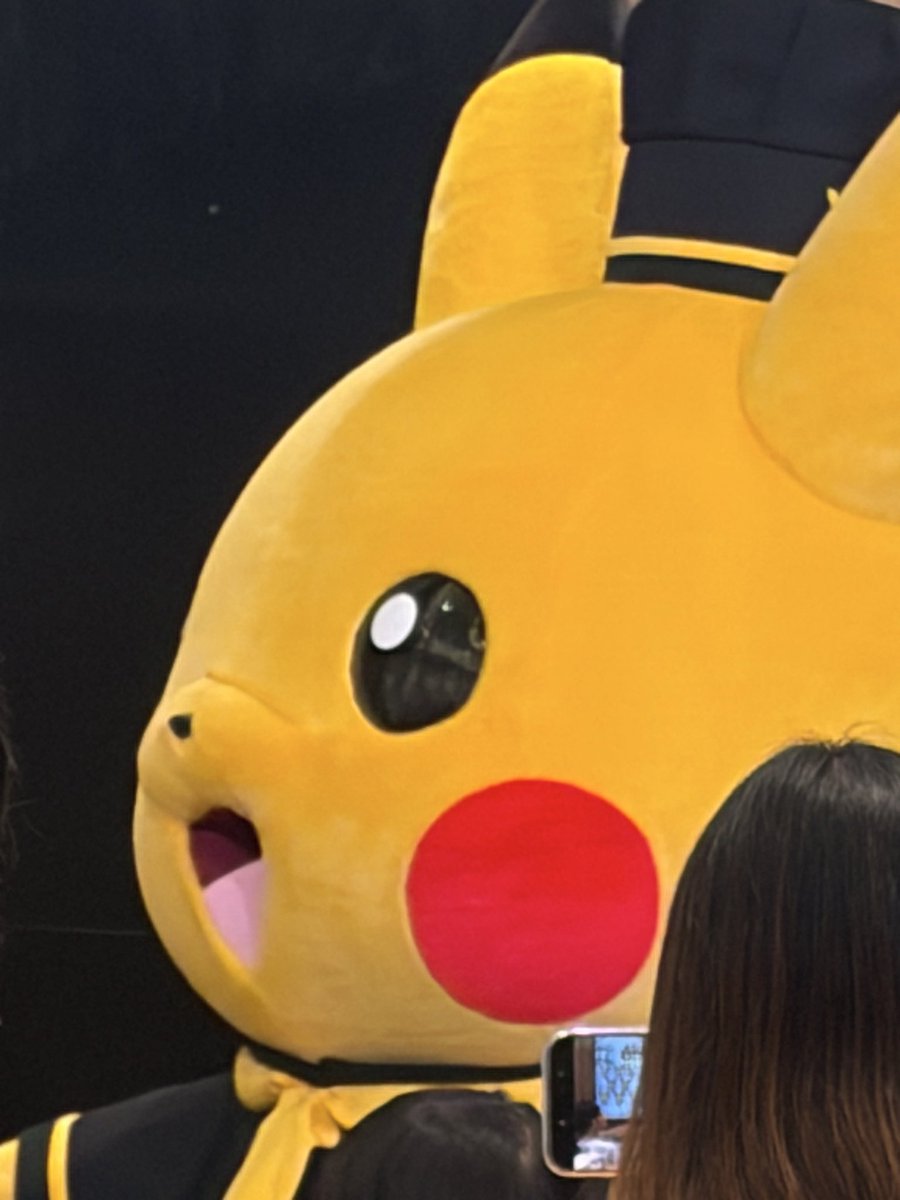 Qg8kT2's tweet photo. 今日のはパティシエピカチュウでした。席が見切れでしたので今年の3月東京の際にいたパティシエピカチュウをば。最前だったから取りまくった https://t.co/AxzhH06NTC