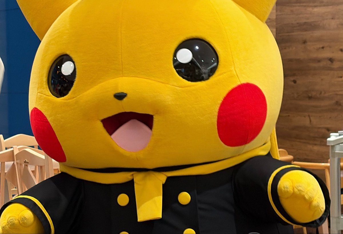 Qg8kT2's tweet photo. 今日のはパティシエピカチュウでした。席が見切れでしたので今年の3月東京の際にいたパティシエピカチュウをば。最前だったから取りまくった https://t.co/AxzhH06NTC