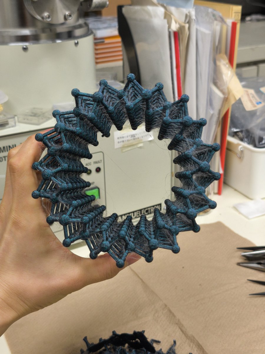 fuji3606nake's tweet photo. アームチェア型の遷移金属ダイカルコゲナイド(TMDC)ナノチューブを3Dプリントしました。立体を実物で見回すとインスピレーションが生まれそう…。 https://t.co/Whgf89g1l2