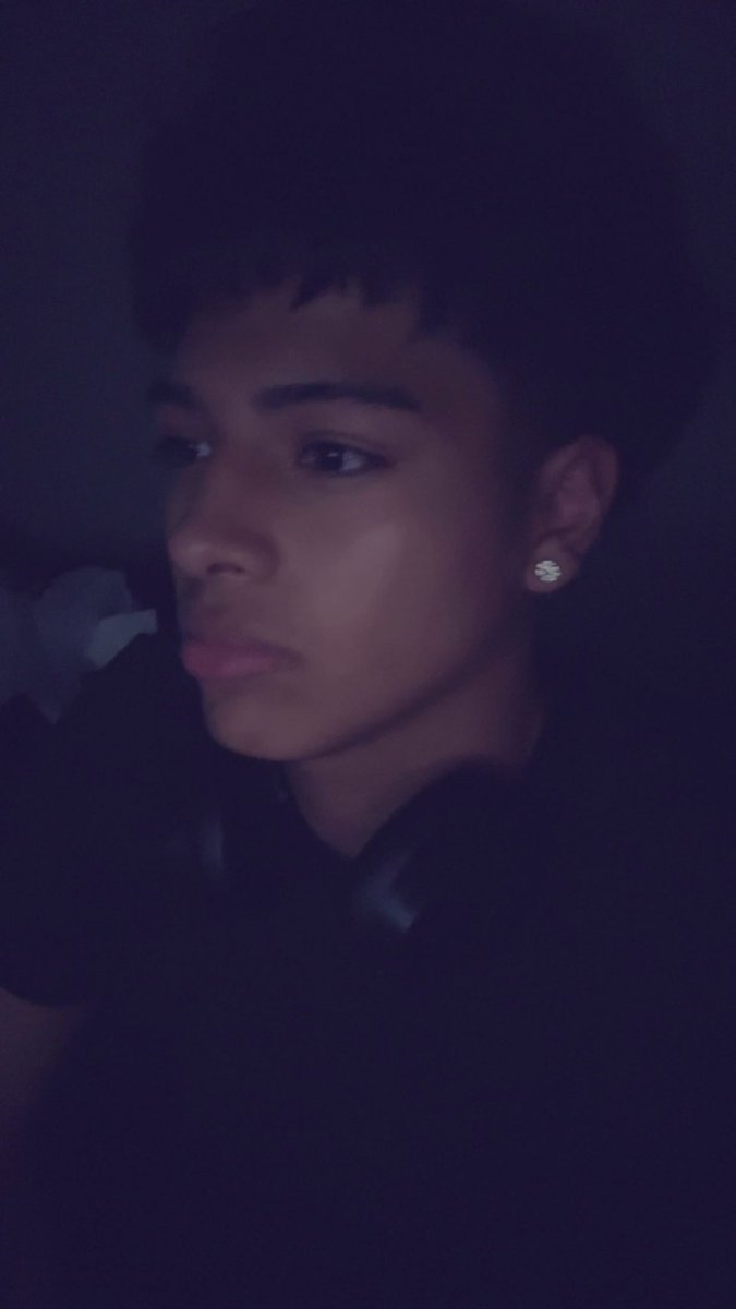 allentharizzler's tweet photo. i lowk wanna make a groupchat with 2 girls and me and we just have #esex lmk if anyones down🤫 #horny #ass https://t.co/wz5EDk5mgY