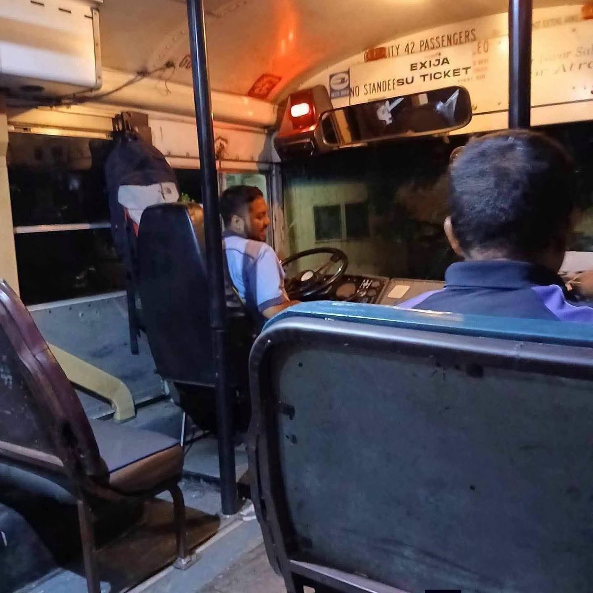SivarNewsSV's tweet photo. ❤️ MOTORISTA EXTENDIÓ SU RECORRIDO PARA ACERCAR A PASAJEROS A SUS HOGARES EN SANTA ANA

🕤 Eran aproximadamente las 9:30 de la noche cuando, después de esperar casi una hora y media, varias personas abordaron un autobús de la ruta F de la colonia El Milagro.

🚌 Al notar que algunos pasajeros se dirigían hacia Santa Ana Norte y probablemente tendrían que continuar a pie, el motorista decidió llevarlos hasta esa zona para acercarlos a sus viviendas.

👏 El gesto fue compartido por un usuario en redes sociales, quien reconoció la solidaridad del conductor con quienes regresaban a sus hogares después de una larga jornada.