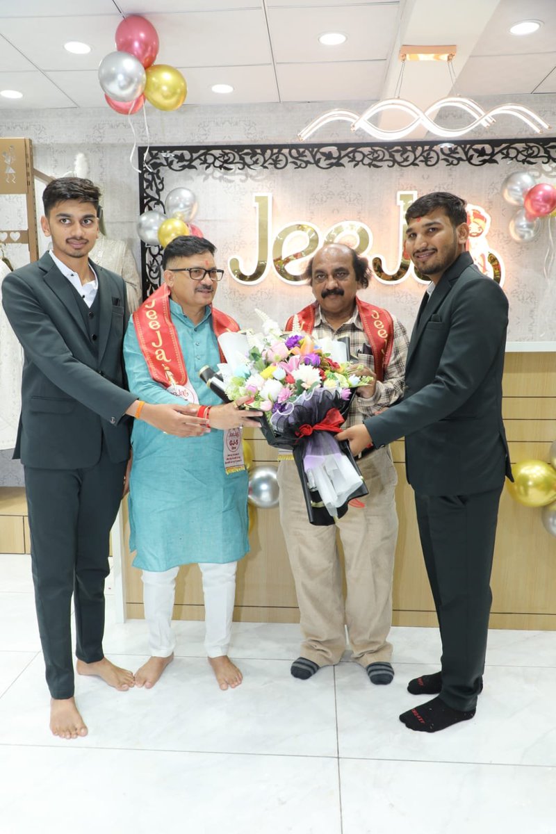 devusinh's tweet photo. Jeeja by GJ - 5 ફેશન, શ્રી હરિ કોમ્પલેક્ષ, કોંકરણ મંદિર સામે, નડિયાદનું ધારાસભ્ય શ્રી પંકજભાઇ દેસાઈ સાથે તથા વડતાલ મંદિરના ચેરમેન પ.પૂ. ડૉ. સંત સ્વામી અને સંતરામ દેરીના મહંત પ.પૂ.શ્રી  સત્યદાસ મહારાજની ઉપસ્થિતિમાં શુભારંભ કરાવ્યો. 

Jeeja GJ 5 ફેશન પરિવારને નવા સાહસ માટે શુભેચ્છા પાઠવી.