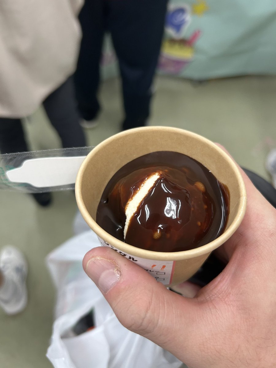 takusuke253's tweet photo. 文化祭で食べたアイスのチョコソースの量バグってた https://t.co/tm89nIDoD0