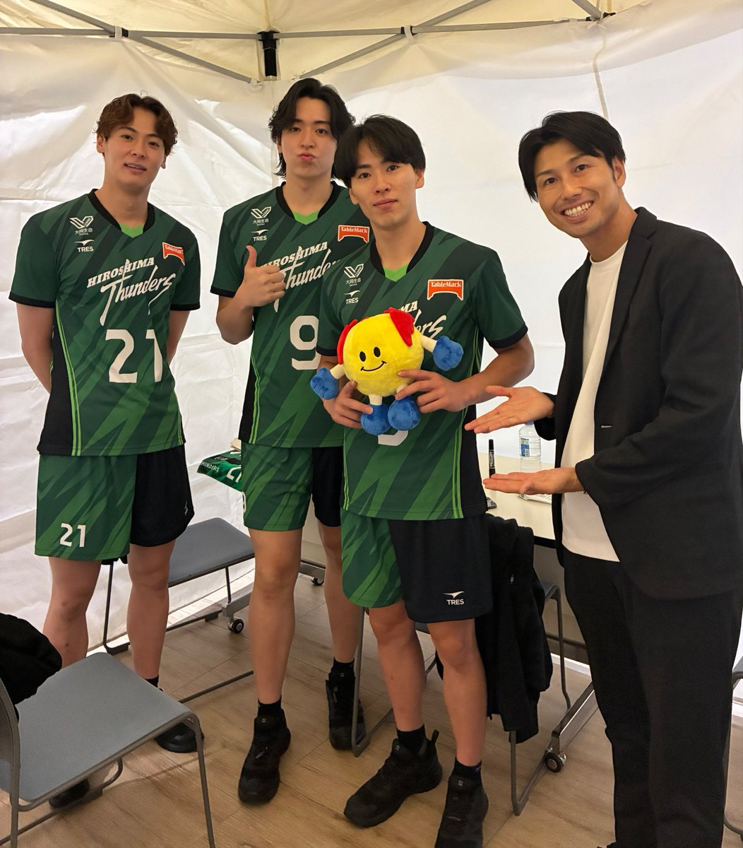 Thunders_vb's tweet photo. ⚡サンダーズ情報⚡
「スペシャルトークショー in LECT」
お越しいただきありがとうございました🙇
サンディの皆さまと楽しい時間を過ごすことが出来ました🎙️✨

10月10日(土)11日(日)には、猫田記念体育館で #信州松本トライデンツ とのプレシーズンマッチを開催します⚡️🏹
観戦チケットは現在販売中🎫

試合の詳細はこちら🔽
https://t.co/7VTEdoGbQa

#広島サンダーズ
#Hiroshimathunders