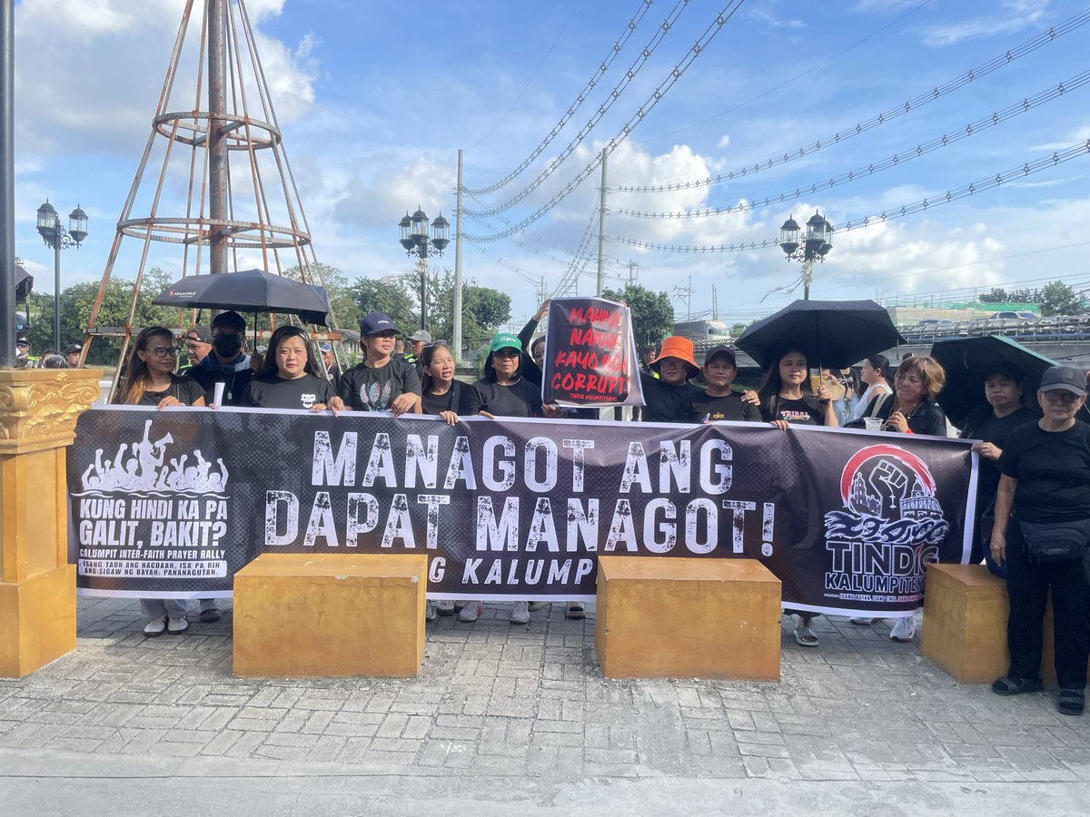 antonio_amielc's tweet photo. 'MANAGOT ANG DAPAT MANAGOT'

Nagtipon-tipon ang mga residente ng Calumpit, Bulacan sa Calumpit Linear Park para sa nakatakdang programa bilang pagkundena sa korapsiyon at panawagan sa pananagutan kaugnay ng flood control scam ngayong Linggo, Sept. 20.  @ABSCBNNews https://t.co/4PpXQ9rq9q