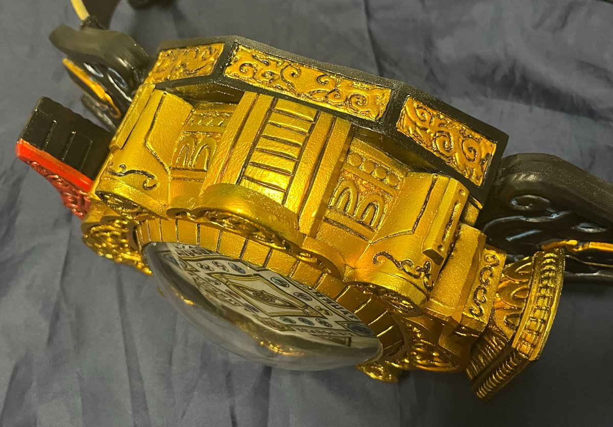 kuro_craftsman's tweet photo. アイコンドライバーG。巨大な眼魂というベースはそのままに、蓮華座や仏教法具の要素を取り入れました。トレースしましたが中央の模様は手書き。背面のベルト留めも注目してほしい部分。
多色LEDにより光ります
#黒屋工房 https://t.co/qb4GSz0pWz