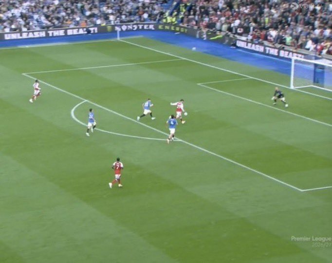 _afc0304's tweet photo. GK planted in the middle of the goal. Striker doesn’t even look at the keeper head down and just hits it straight at him. With his weaker foot. 

I knew he would miss just a matter of how he would miss. 

Good player but just not clinical enough. Like the rest of the forwards. https://t.co/tf3jxs38M6
