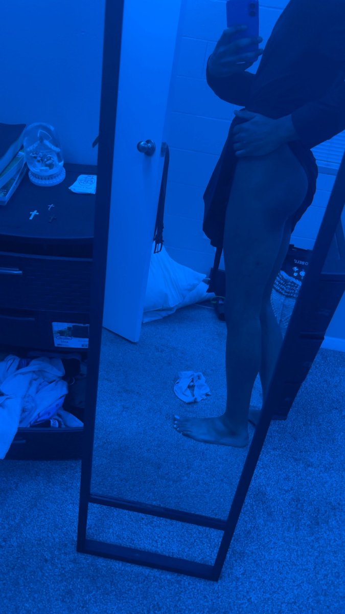 Izzyybaee's tweet photo. New leds more colorful then this ass lol #selfie https://t.co/BNIy4wWWgt