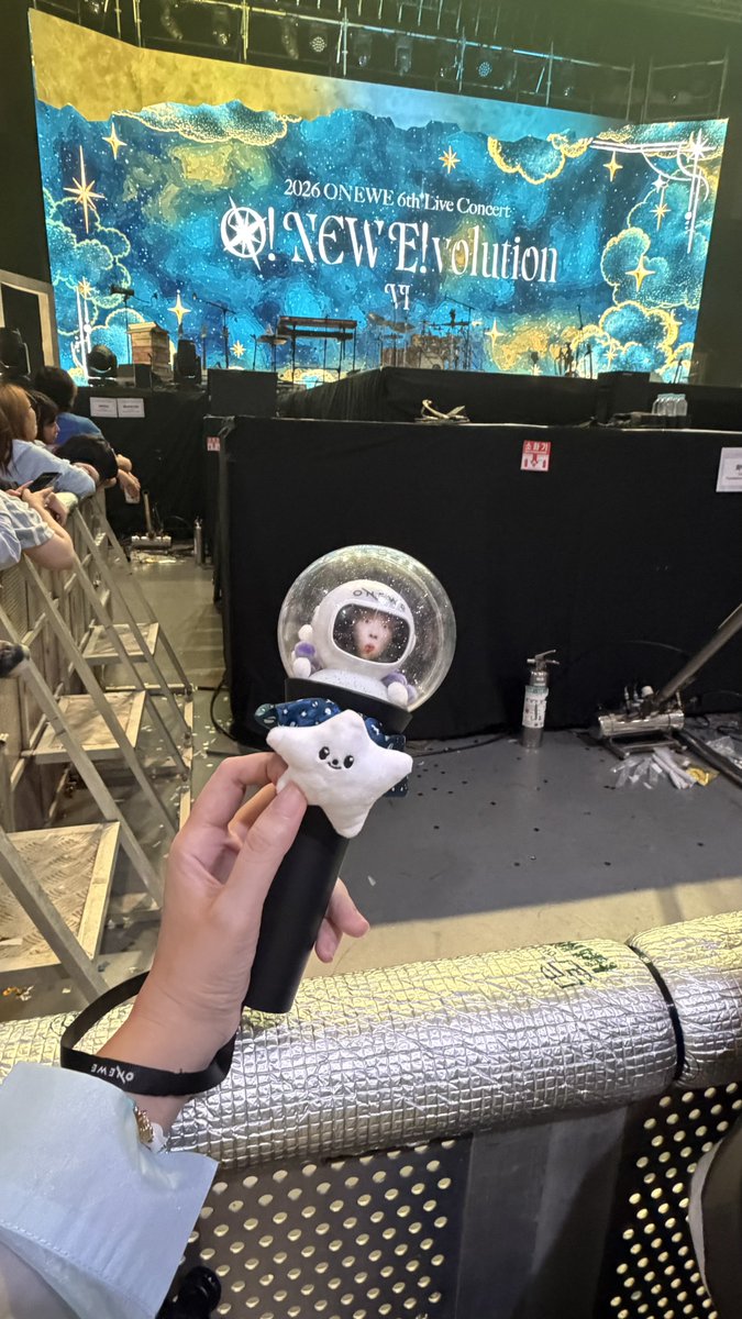 onewe_0094_1_tw's tweet photo. 260920 O! NEW E!volution VI DAY2
The barrier at the concert venue is way too dirty… let me clean it for you ㅋㅋ👀✨
#원위 #ONEWE
#O_NEW_Evolution_VI
#ONEWE_6th_Live_Concert
#O_NEW_Evolution https://t.co/Plyl7CUIPJ