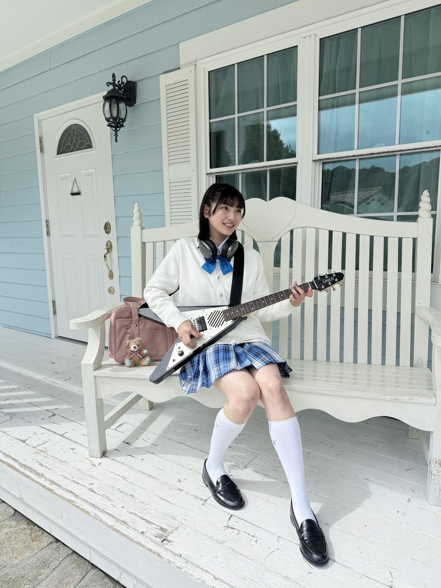 gravure_staffA's tweet photo. 先日デビュー作の撮影をした
青羽響ちゃん✨

軽音楽部だったそうでギター✖️制服で
撮影しました🎸

ボーカルだから歌声もステキなのです🎙️🫶🏻🩷 https://t.co/pVnXTYYuMO