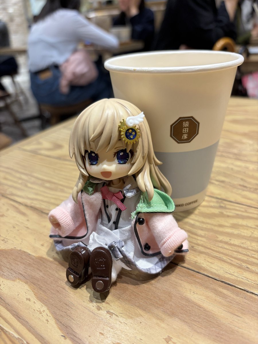 kuon2020's tweet photo. コラボカフェまでまだだいーぶ時間があるので駅のカフェで一息。
ねんどろいどドール都、つばす先生にもお見せできてよかった！ https://t.co/SKeXIuuOgX