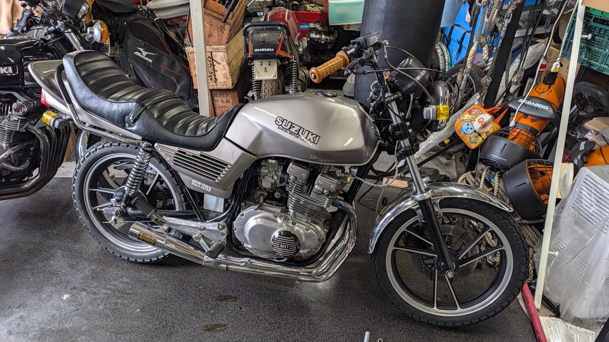 KING_GS400's tweet photo. GSX250Eゴキの修理完了。

症状としてはこんな感じ

・セルでエンジンかからん。
・いきなりヒューズ飛ぶ。
・フケ上がり悪い。
・い���いろオイル漏れ。

50キロほど走って問題なし！

仕事の合間の修理なので時間かかっちゃった。
主も早く乗りたいはずなのにゆっくりやってくださいって…。

いい奴すぎて、早くやってやりたかった��ど、
結局ゆっくりになってしまったｗ

後は浜松までお届けして完了です！

会うの楽しみだなぁ。

https://t.co/T8ojbVLJJY

#GSX250E