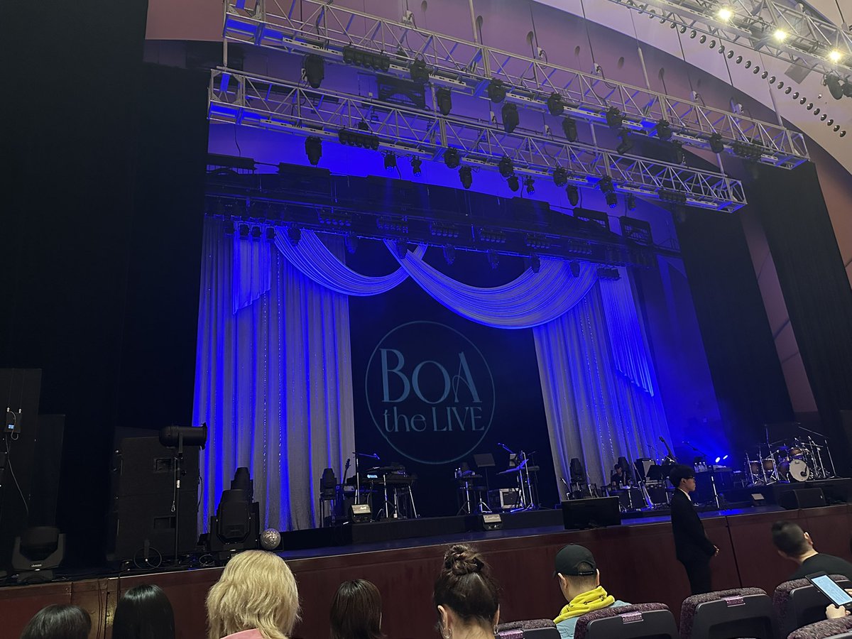 kingonni's tweet photo. 오늘도 자리 너무 좋다! ㅠㅠ 요코하마 마지막날 최고로 집중해서 즐겨야지~ 오늘은 공연장이 커서 전광판도 있네~ #BoAtheLIVEinYokohama https://t.co/iCED41vJ9z