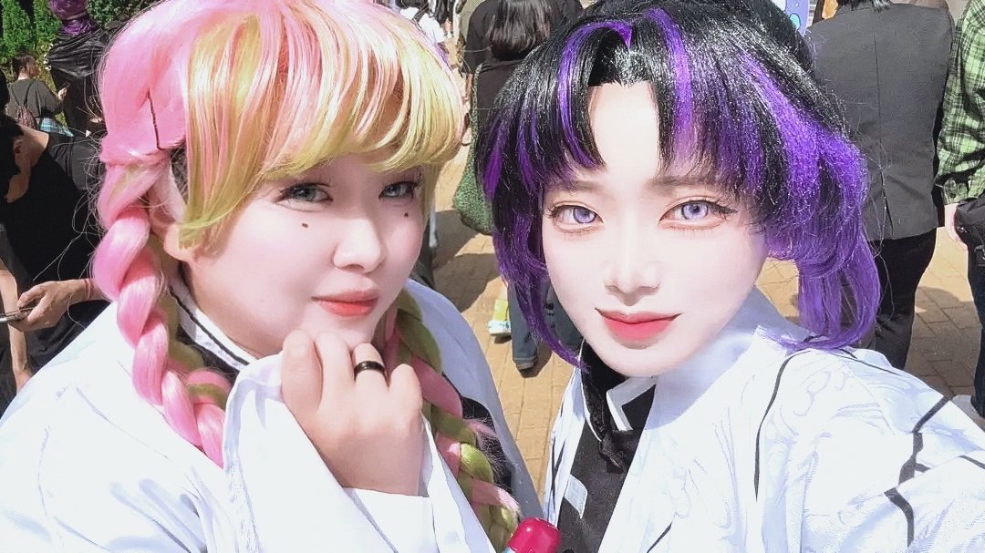 book800913's tweet photo. 부만축 토요일 에 이쁜 시노부와 한컷 찍기 성공🩷💜
임무 중에 잠깐 쉬면서 셀카 타임 ✨
주들끼리 오랜만에 힐링 중입니다 💖
🌸(me): "시노부 쨩! 이거 봐, 사진 엄청 잘 나왔어!"
💜:@_candy0131 "어머, 정말이네요. 미츠리 씨 표정이 참 귀엽게 나왔어요."
​#귀멸의칼날  #귀살대 #시노부 #미츠리 https://t.co/37Ei33QWQN