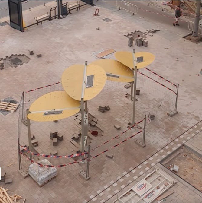 Mze123's tweet photo. ¿ De verdad el ayuntamiento de Zaragoza nos quiere hacer creer que estas llamadas pergolas, daran la misma sombra que los arboles que quitaron ? https://t.co/tHmmY2TX9h