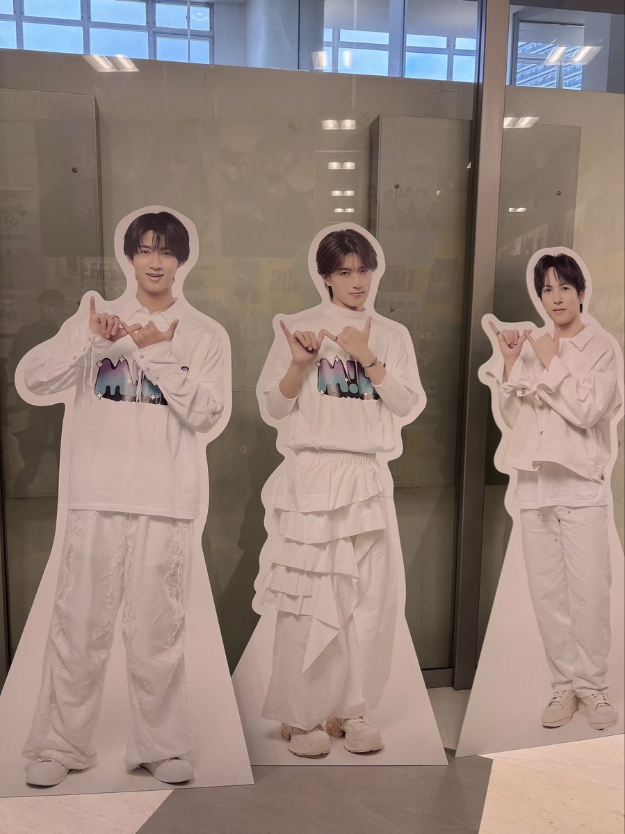 1031stk1's tweet photo. タワレコ　アリオ札幌行ってきた！！
大っきいポスター！パネルー！
おばちゃんウキウキだったけど、若い子ちゃん達の中、パネルと一緒に写真撮る勇気が出ず、息子に入ってもらった😆✨
#ラブエンジン
#MILK https://t.co/AJf9bOeMAG