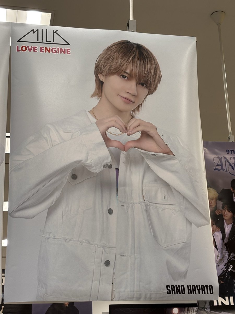 1031stk1's tweet photo. タワレコ　アリオ札幌行ってきた！！
大っきいポスター！パネルー！
おばちゃんウキウキだったけど、若い子ちゃん達の中、パネルと一緒に写真撮る勇気が出ず、息子に入ってもらった😆✨
#ラブエンジン
#MILK https://t.co/AJf9bOeMAG