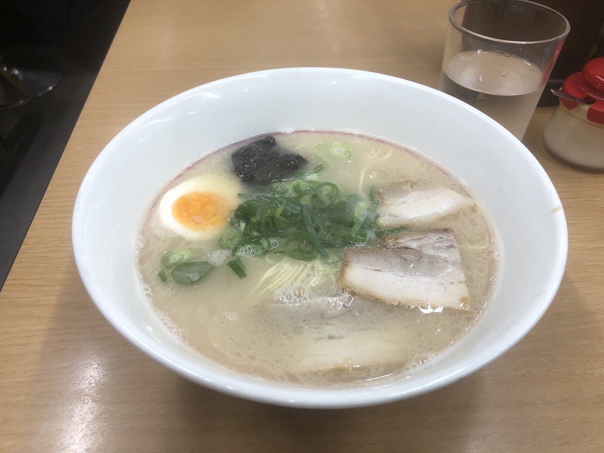 lupinthe3rd2019's tweet photo. 今月はよく博多くるなぁ。連休中はめちゃ人混みやし。早めに晩ごはんして帰りの方新幹線切符先に買っておいた。 https://t.co/9hV4jLqTBU