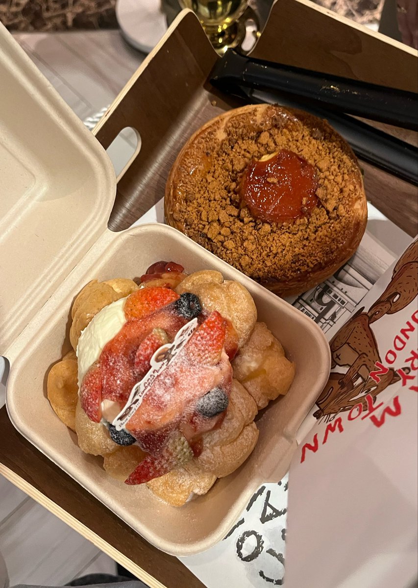 Kyokooong's tweet photo. รีวิว amam lonbakery town 
ต่อคิววันแรก (เมื่อวาน)
-พารากอน ชั้น g ฝั่งด้านหลัง กสิกร /ใกล้ทางออกเคมปิน)
-ตั้งแต่ต่อจนจ่ายตังรอรับน้ำ ~3ชม
-ขนมเยอะมาก น่ากินทุกอัน เหมือนที่เซี่ยงไฮ้
-มีเมนูใหม่ thailand limited พวกมะม่วง มะพร้าว ทุเรียน (แต่มะได้สั่ง)
-1คนซื้อได้6ชิ้น น้ำสั่งแยกได้อีก
-มีโปรเยอะ ลด51%ช่วงนี้ แต่ไม่รู้ลดทุกอย่างไหม จำไม่ได้ งงๆ บิล555 แต่เช็คมาแล้วไม่แพง ถูก
-ขนมปัง สตาร์ท 60-100กว่าๆ เค้ก สตาร์ท 90-150กว่าๆ ราคาดีมากกกถ้าเทียบกับปริมาณ รสชาติ คุ้มม
-น้ำ100นิดๆ ไม่แรง สั่งมัทฉะไลม์อะไรสักอย่างมา อร่อยมากกกกกกกก ฟริน
-รอนานจริง การจัดการยังไม่เริ่ด สตาฟ์งงๆ ไม่รู้ราคาขนม ผจกเป็นคนจีน ยังสื่อสารกันไม่ค่อยรู้เรื่อง 
-โดยรวมคือคุ้มราคา อร่อยมาก แต่ถ้าไปต่อคิวเองอาจจะเสียเวลาเกิน เหมาะสำหรับคนว่างๆ 555555

*รีวิวแบบคลิปใน tt kyomoooh