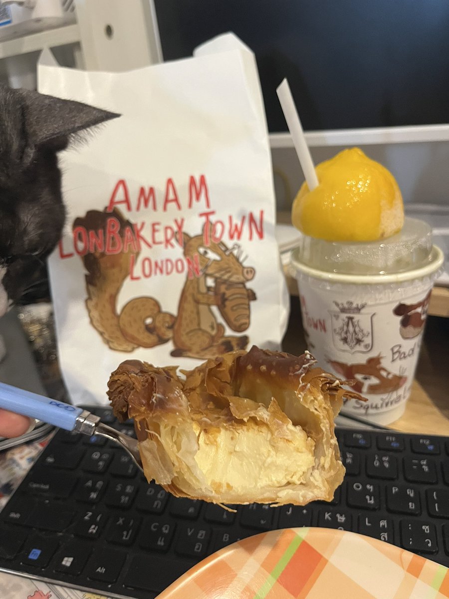 Kyokooong's tweet photo. รีวิว amam lonbakery town 
ต่อคิววันแรก (เมื่อวาน)
-พารากอน ชั้น g ฝั่งด้านหลัง กสิกร /ใกล้ทางออกเคมปิน)
-ตั้งแต่ต่อจนจ่ายตังรอรับน้ำ ~3ชม
-ขนมเยอะมาก น่ากินทุกอัน เหมือนที่เซี่ยงไฮ้
-มีเมนูใหม่ thailand limited พวกมะม่วง มะพร้าว ทุเรียน (แต่มะได้สั่ง)
-1คนซื้อได้6ชิ้น น้ำสั่งแยกได้อีก
-มีโปรเยอะ ลด51%ช่วงนี้ แต่ไม่รู้ลดทุกอย่างไหม จำไม่ได้ งงๆ บิล555 แต่เช็คมาแล้วไม่แพง ถูก
-ขนมปัง สตาร์ท 60-100กว่าๆ เค้ก สตาร์ท 90-150กว่าๆ ราคาดีมากกกถ้าเทียบกับปริมาณ รสชาติ คุ้มม
-น้ำ100นิดๆ ไม่แรง สั่งมัทฉะไลม์อะไรสักอย่างมา อร่อยมากกกกกกกก ฟริน
-รอนานจริง การจัดการยังไม่เริ่ด สตาฟ์งงๆ ไม่รู้ราคาขนม ผจกเป็นคนจีน ยังสื่อสารกันไม่ค่อยรู้เรื่อง 
-โดยรวมคือคุ้มราคา อร่อยมาก แต่ถ้าไปต่อคิวเองอาจจะเสียเวลาเกิน เหมาะสำหรับคนว่างๆ 555555

*รีวิวแบบคลิปใน tt kyomoooh