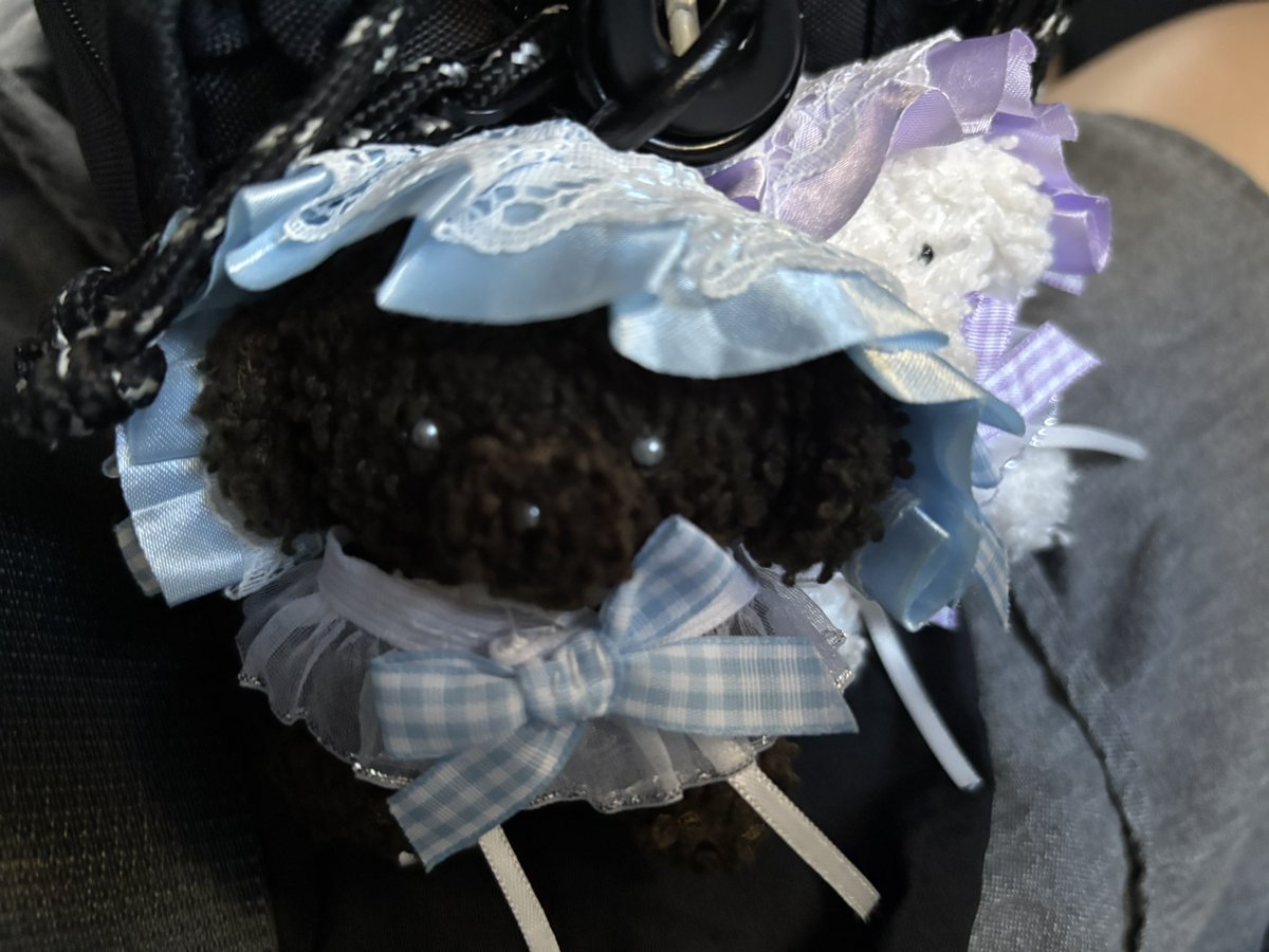 chocoandmashu's tweet photo. ぉでけけ ぉでけけ ♪
…ままの ばぃと さき ？
でもきょ ばぃとちがぅ ？
🍫「どゅこと なの？」
「ままのバイト先が今から行くショッピングモールにあるだけだよ。今日はお出かけのために行くよ。」
🖱☁「せかくの しるばうぃく なのに」
「ままはお金少ない学生だからね…春休みには旅行行こうね」 https://t.co/Q0U5n7IHis