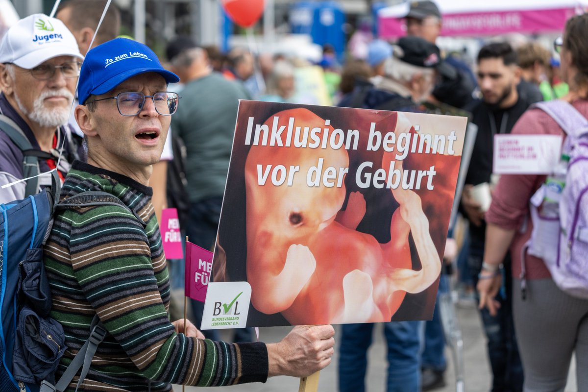 foto_kemp's tweet photo. Etwa 2000 TN zogen beim "#MarschFürDasLeben" am 19.09.2026 gegen das Recht auf #Abtreibung durch #Berlin.
Neben der religiösen Rechten aus Deutschland waren auch VertreterInnen aus dem Umfeld der #MAGA Bewegung mit dabei.
#b1909
Alle Fotos: https://t.co/EY3KIwDtHb https://t.co/wjJn8SUp8M