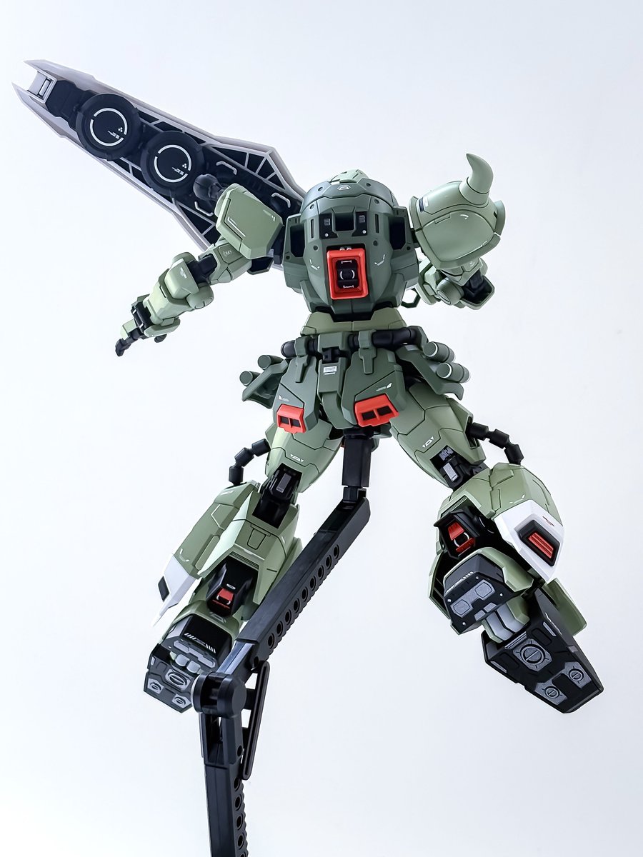 ririto119's tweet photo. シールドを加工してビームトマホークを収納できるようにしています。
※一応全部入る、、ギリギリ

1話目のザクなので武器はこれだけです😂 https://t.co/rk0928wuuM