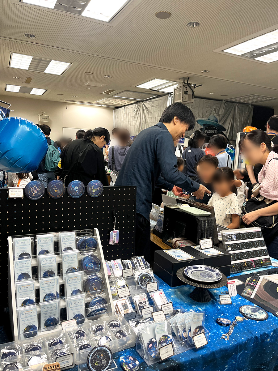 itbs_sem's tweet photo. 大好評開催中！
🌎ふなこラボ 第1回 宇宙フェスタ 2026秋～星と宇宙の科学体験～🚀

会場の様子をお届けします📷✨

本日「宇宙フェスタ」は20:00まで開催しています。
皆さまのご来館をお待ちしています！

※一部ワークショ��プは完売しています。

🔍詳細はこちら
https://t.co/IwZZiVEGCd https://t.co/Q8RU2P9sTt