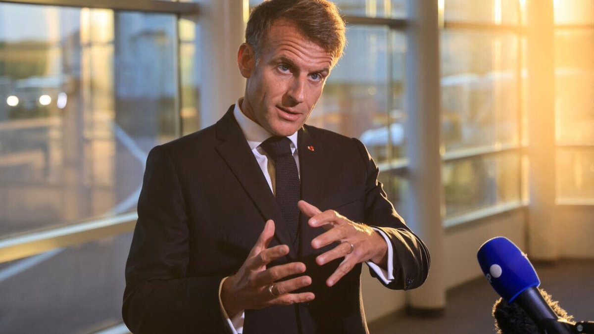 RFI's tweet photo. «Pas de discussion», Saint-Pierre-et-Miquelon est «français» lance Macron à Trump
➡️ https://t.co/GCGCWqIEAq https://t.co/ZGz34XwgJJ