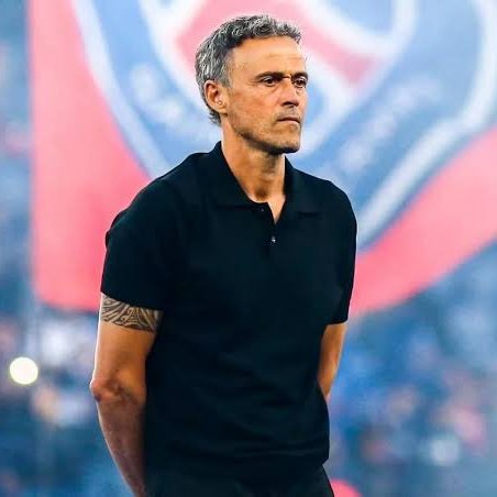 TouchlineX's tweet photo. 🚨 𝗡𝗘𝗪: Luis Enrique has told his PSG squad that there are NO more guaranteed starters. 

Despite winning everything, the coach wants to prevent his players from becoming too comfortable, L'Equipe confirms that:

• No player has a guaranteed place.
• Constant rotation in the starting XI.
• Key players like Dembélé and Kvaratskhelia will be taken off at half-time if they don't perform.

Luis Enrique wants EXTREME competition within the squad.