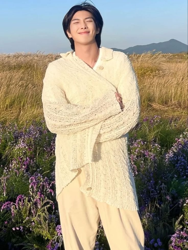 Joonkook_1313's tweet photo. White is definitely his colour ✨️ https://t.co/dRGjUySYoW