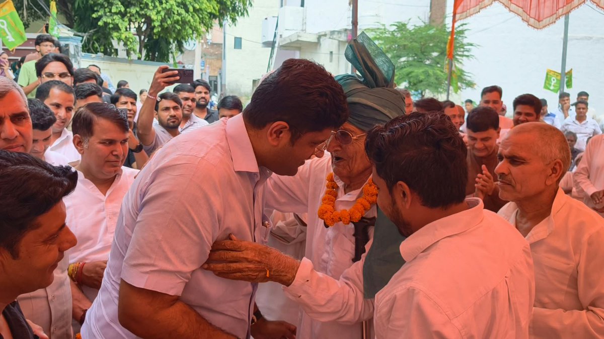 satpaltalwani61's tweet photo. पृथला विधानसभा के गाँव चन्दावली में ग्रामीणों से मिलते हुए हरियाणा के पूर्व उपमुख्यमंत्री श्री दुष्यंत चौटाला।
@Dchautala @JJPofficial 
#jjpharyana #dushyantchautala https://t.co/IHv7xwDj1j