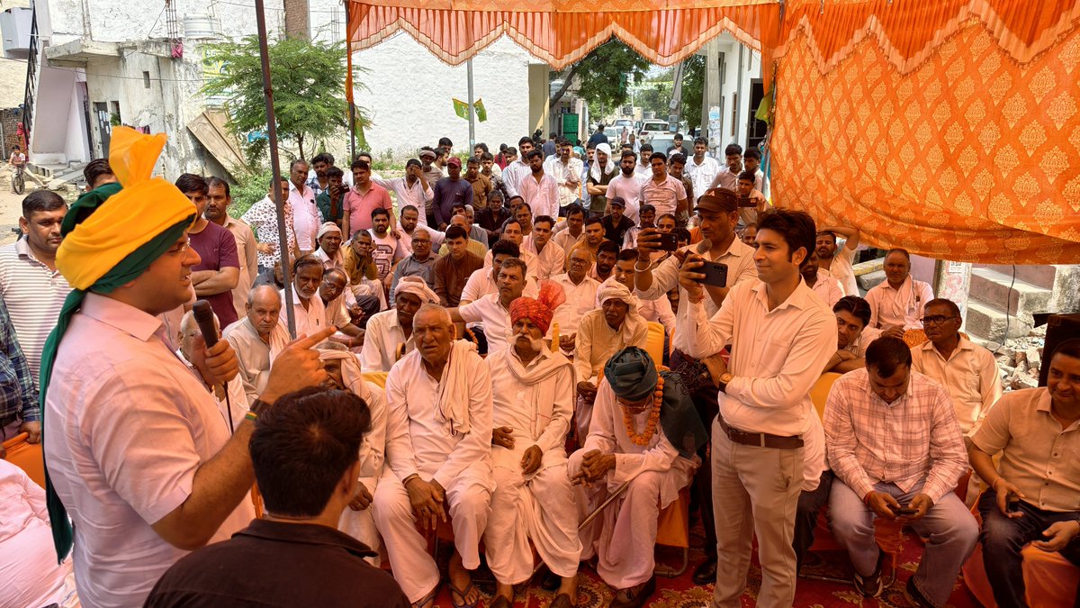 satpaltalwani61's tweet photo. पृथला विधानसभा के गाँव चन्दावली में ग्रामीणों से मिलते हुए हरियाणा के पूर्व उपमुख्यमंत्री श्री दुष्यंत चौटाला।
@Dchautala @JJPofficial 
#jjpharyana #dushyantchautala https://t.co/IHv7xwDj1j
