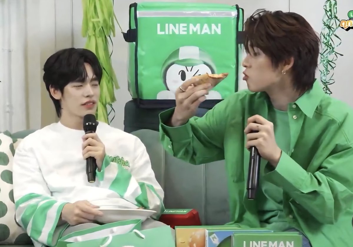 Chanunchida6's tweet photo. @LINEMAN_TH ชอบโมเม้นท์ตอนกินพิซซ่ามากค่ะ ม่วนมาก ทั้งการสาธิตวิธีกิน ท่าตอนกิน ทั้งอาหารเย็น เห็นละอยากกินตามเลย😆

LINE MAN x TeeTeePor

#LINEMANถูกสุดทุกวันxตี๋ตี๋ป๋อ
#LINEMANถูกสุดทุกวัน
#LINEMANWongnaiUsersChoice https://t.co/rlUl3eiFRn