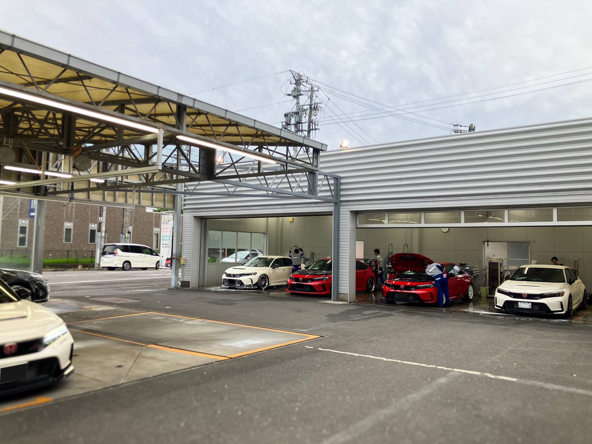 rate_fl5's tweet photo. 他力本願洗車×5��!
鈴鹿のkeeper laboのこの瞬間、
全て関東ナンバーという奇跡🤣
朝から20台くらい洗車してるってww
#keeperlabo https://t.co/Kz6UQuN0fd