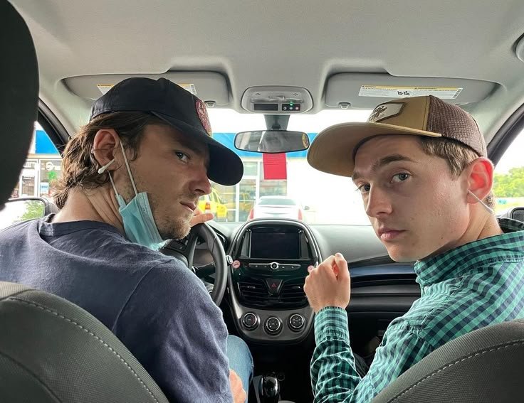 unbvrnttt's tweet photo. Cause theyre brothers https://t.co/Lud4Rr6vJw